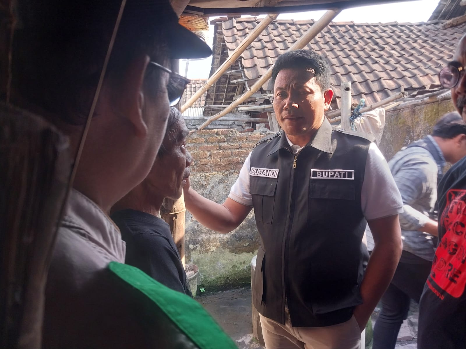 Rumah Bakal Diperbaiki BAZNAS, Langgeng Sudiyono Menangis Haru  Disambangi Plt Bupati Sidoarjo