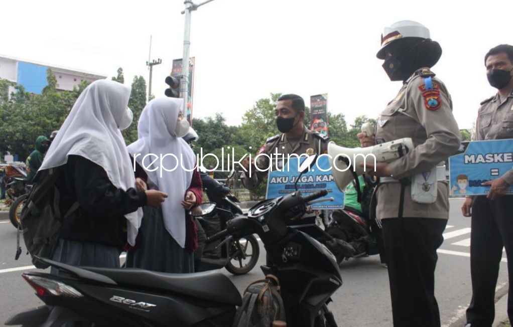 Peduli Keselamatan Pengendara, Satuan Lantas Polresta Sidoarjo Beri Edukasi Para Pengguna Jalan Raya