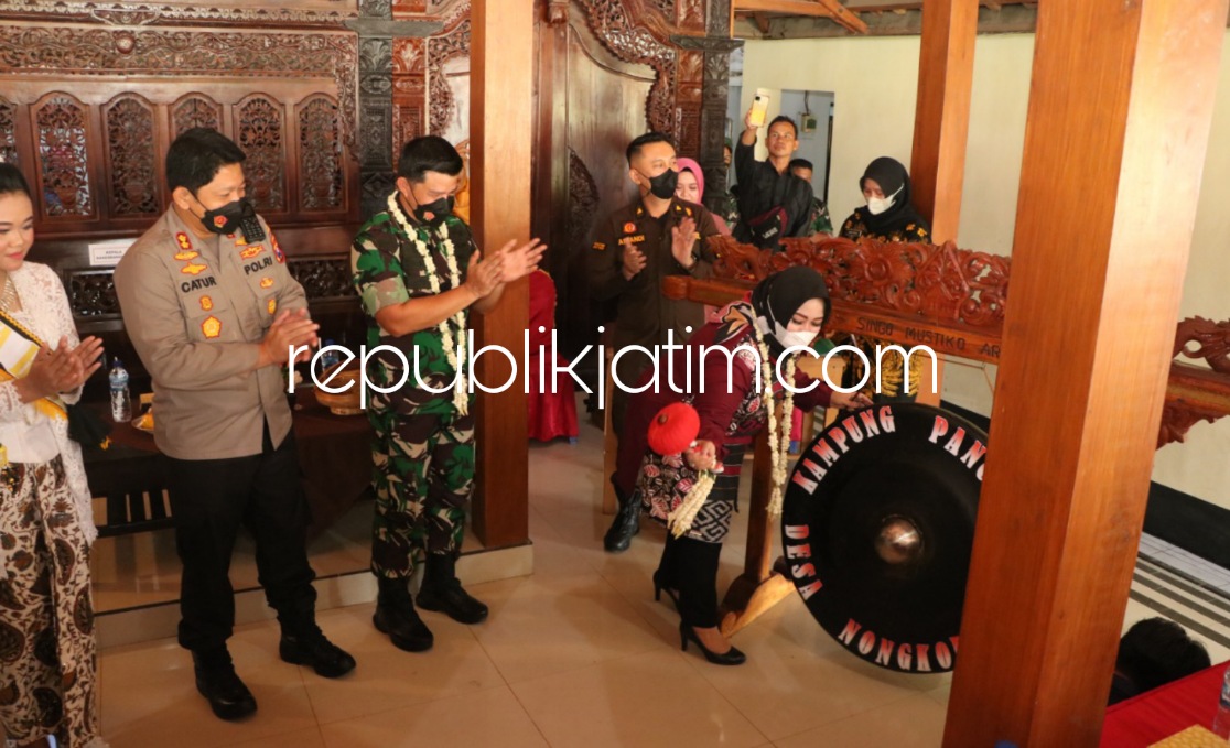 Bunda Rita Pukul Gong dan Potong Tumpeng Tandai Launching Kampung Pancasila di Ponorogo