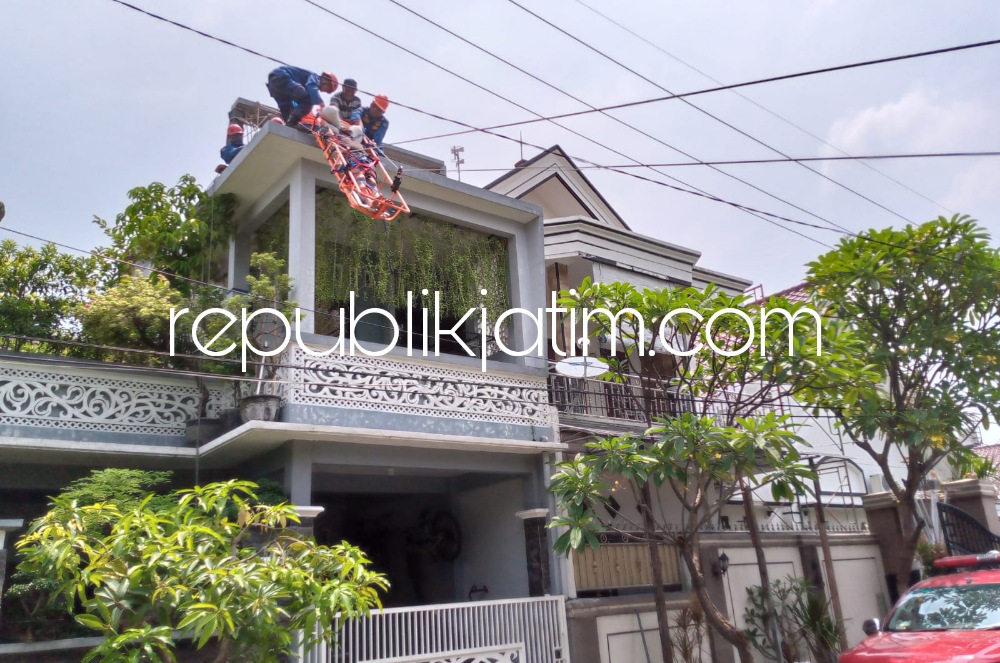 Pekerja Tersengat Listrik Tegangan Tinggi di Perum Delta Sari, Petugas BPBD Sidoarjo Gerak Cepat Selamatkan Korban