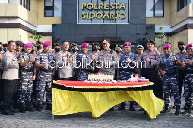 Peringatan Hari Bhayangkara ke 76, Polresta Sidoarjo Terima Kejutan dari TNI Solidkan Sinergitas