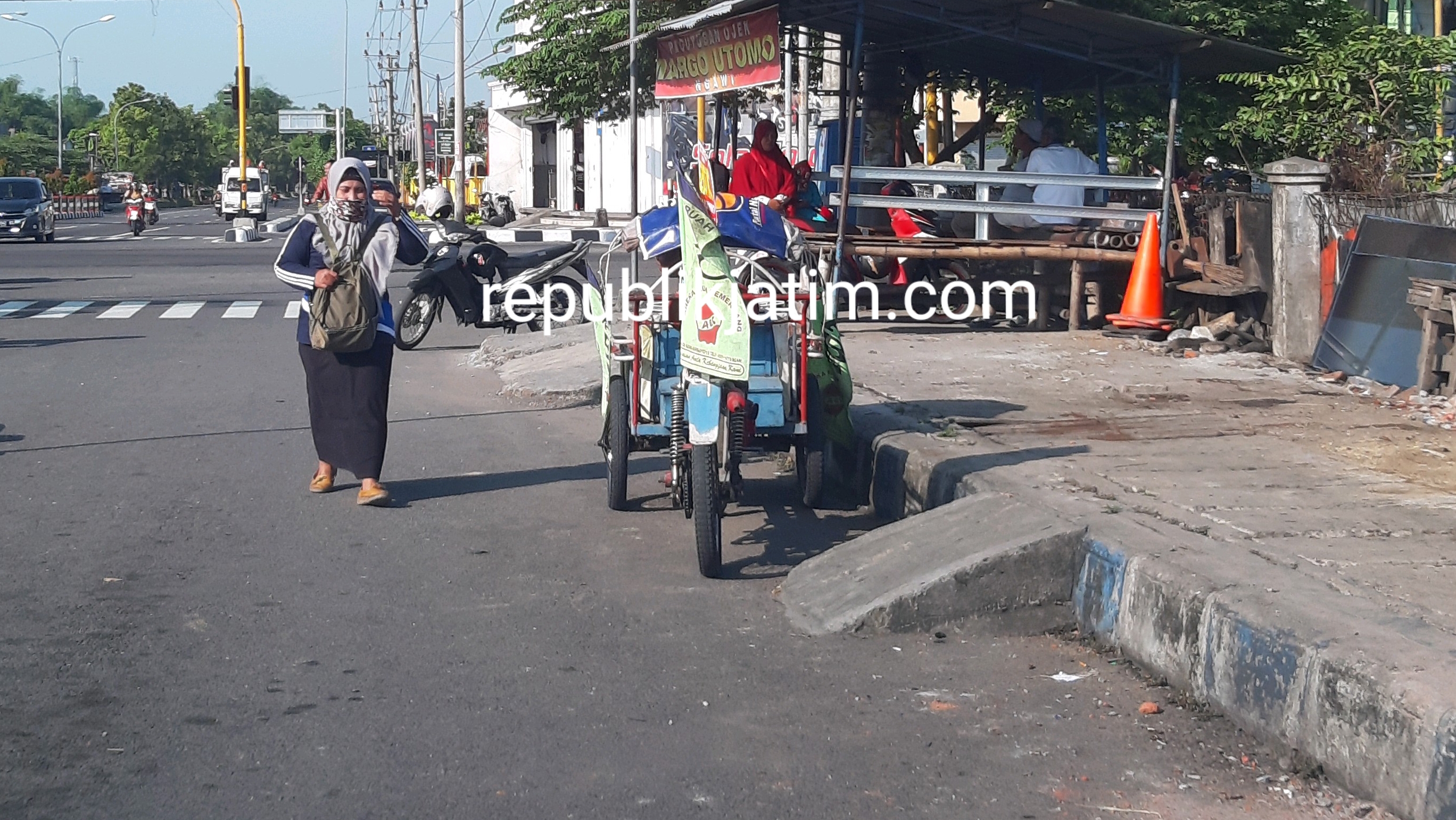 Satpol PP Ngawi Setengah Hati Tertibkan Pengguna Trotoar, Lapak PKL Bersih Tapi Pos Ojek Masih Tetap Berdiri