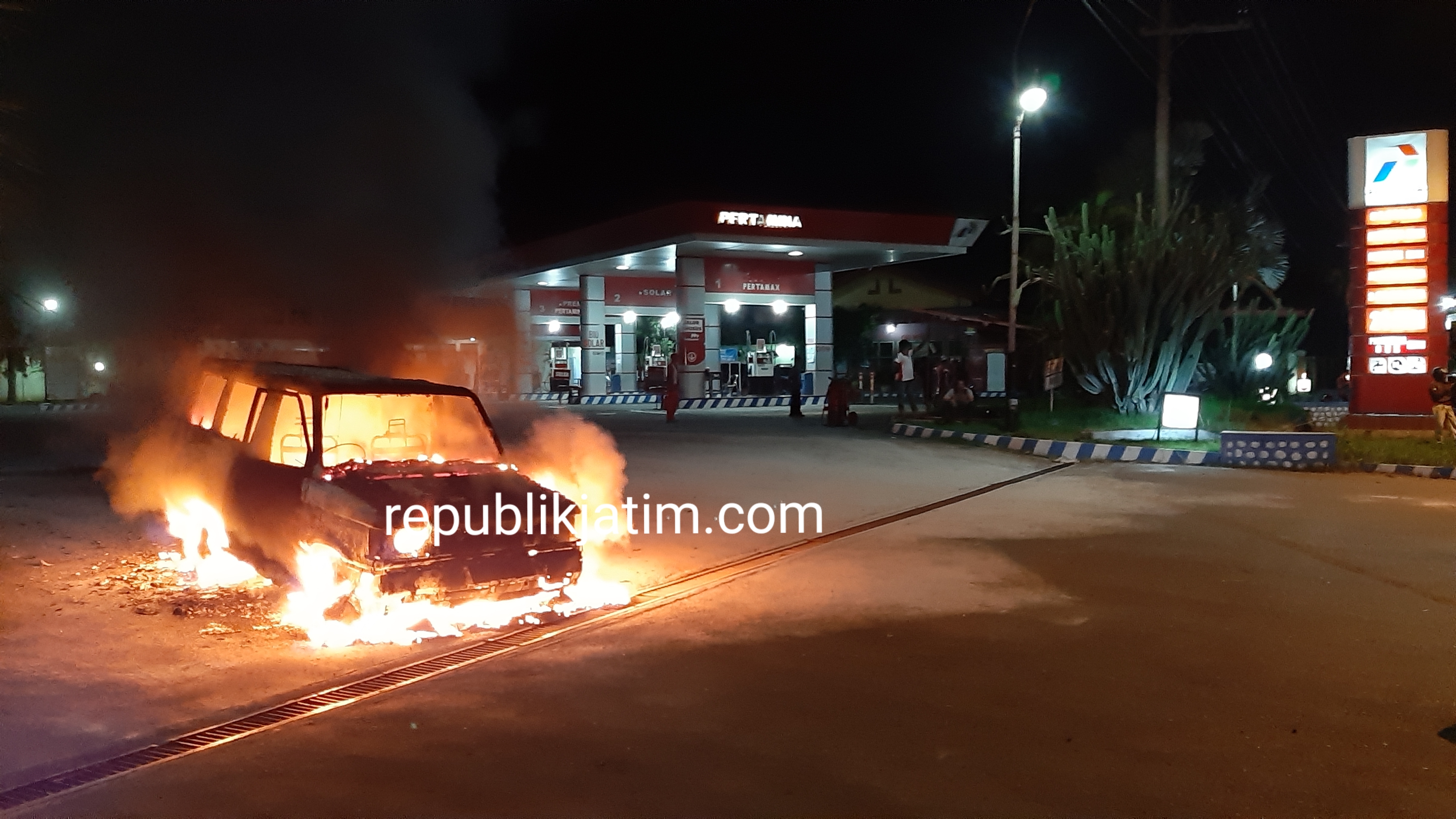 Usai Isi Premium Di SPBU Watualang Ngawi, Mobil Kijang Ini Terbakar