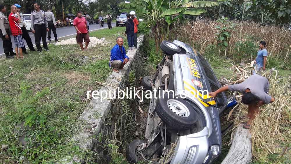 Hindari Pemotor, Mobil Patroli Polsek Mantingan Polres Ngawi Terguling