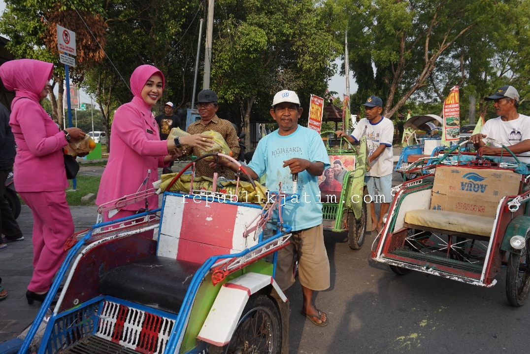 Jumat Sedekah, Bhayangkari Cabang Ngawi Berbagi Rezeki Nasi Bungkus ke Tukang Becak