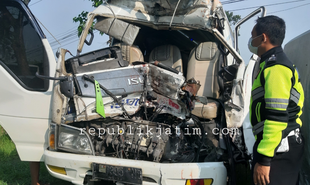 Minibus Tabrak Bokong Truk Tronton di Tol Ngawi, 1 Penumpang Tewas