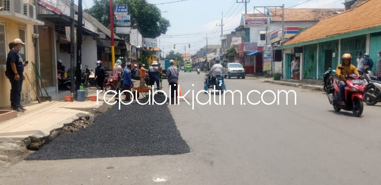 Pekerja Mulai Perbaiki JL Raya Porong - Krembung Berlubang Gunakan Dana PIWK