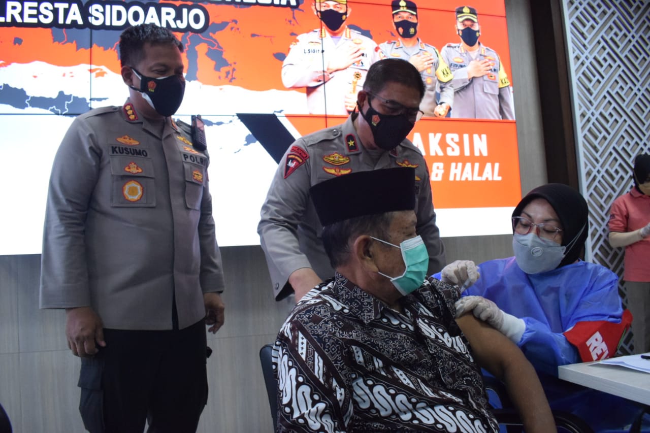 Wakapolda Jatim Tinjau Vaksinasi Booster Bagi Lansia di Polresta Sidoarjo