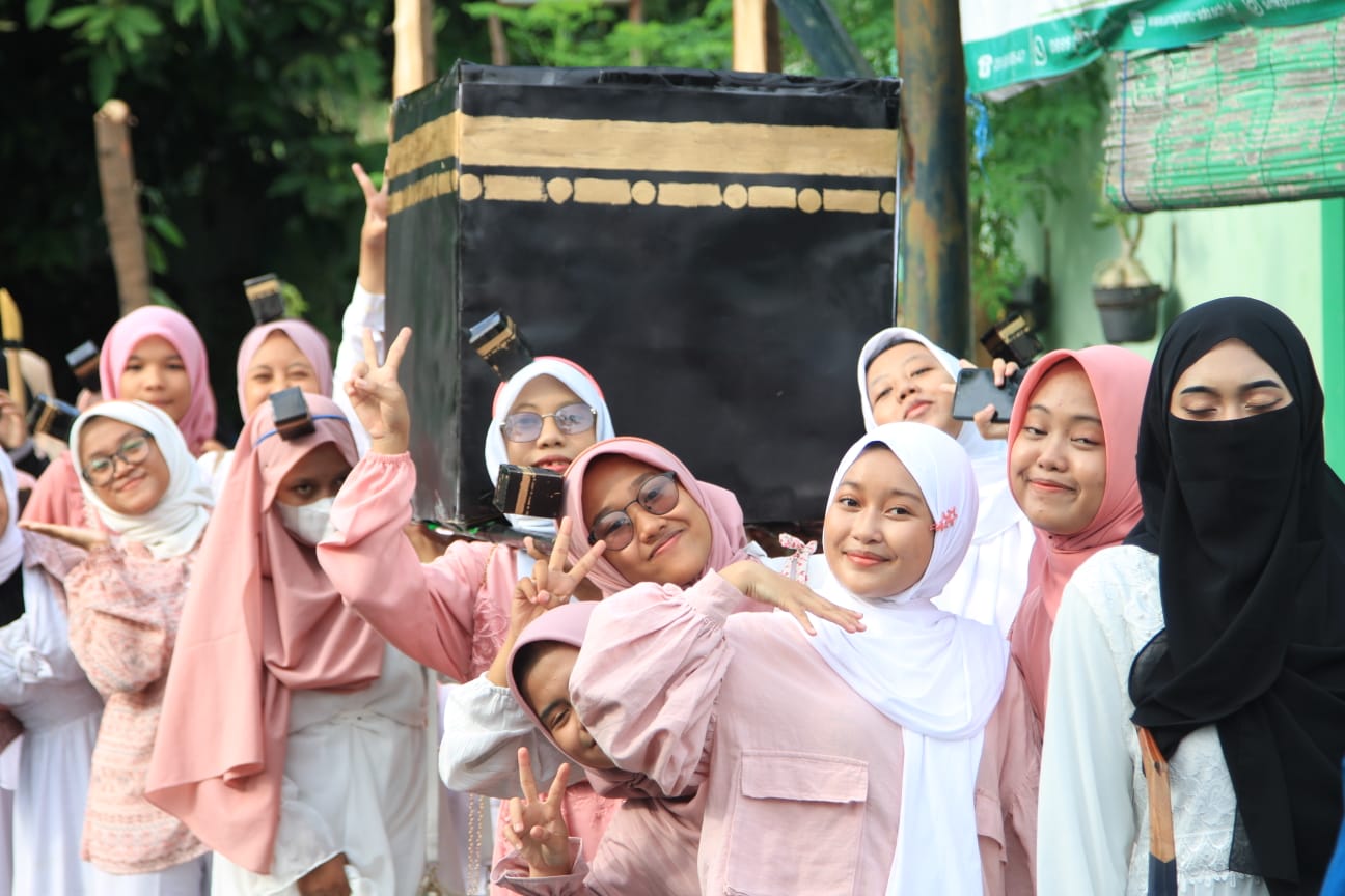 Siswa dan Guru SMK Plus NU Sidoarjo Peringati Isra Miraj dengan Pawai Kampanyekan Pentingnya Salat 5 Waktu