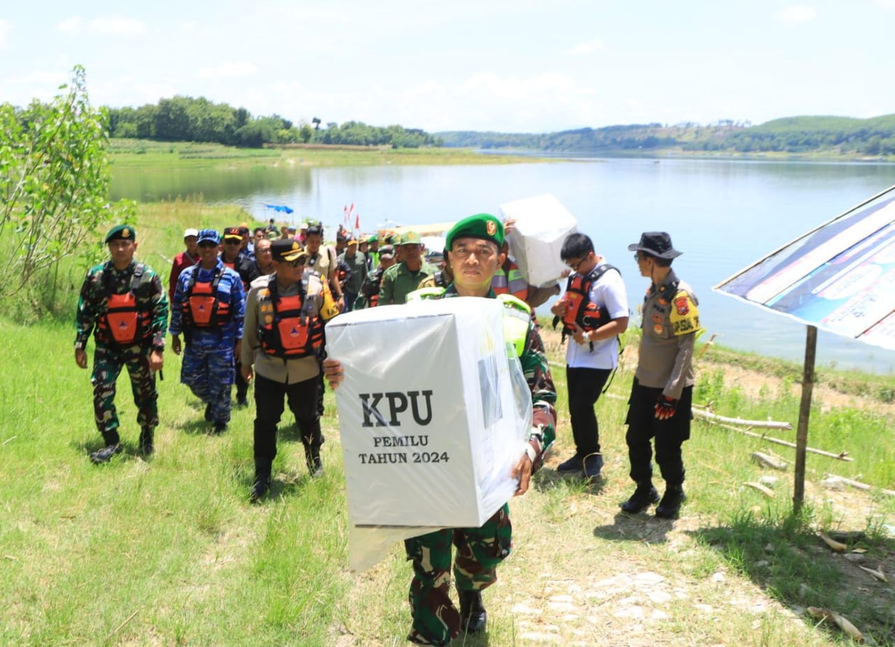 Distribusi Logistik Pemilu, Forkopimda Ngawi Sebrangi Waduk Pondok 