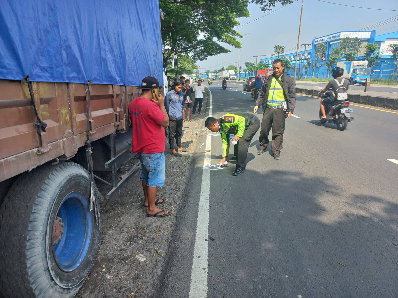 Sibuk Ngeban, Pemuda Asal Tulungagung Tewas Diseruduk Truk Trailer di Bypass Krian