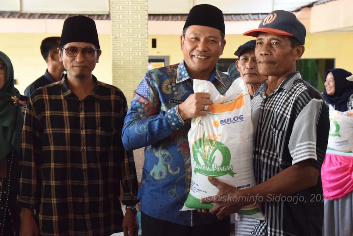 Plt Bupati Sidoarjo Subandi Serahkan Bantuan Beras di 8 Desa, Disambut Gembira Warga Balongbendo dan Tarik