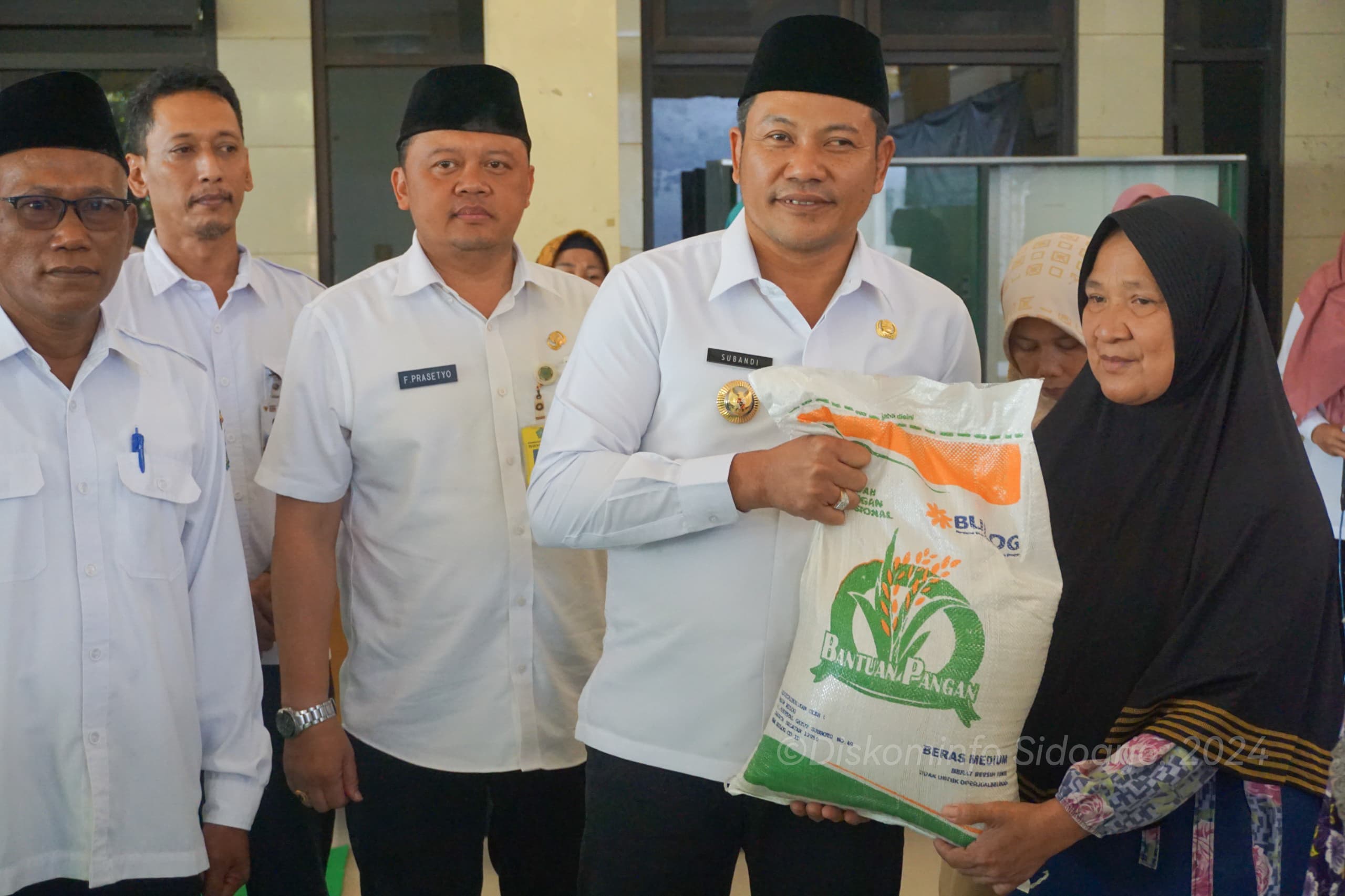 Plt Bupati Sidoarjo Bagi Bantuan Beras 10 Kilogram dengan Lesehan untuk Warga Miskin di Prambon