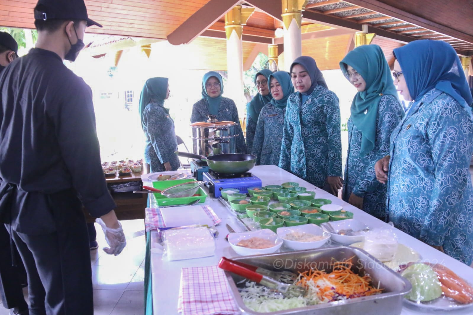 Ibu-Ibu di Sidoarjo Diajari Hidangkan Makanan Sehat dan Higienis Bagi Keluarga