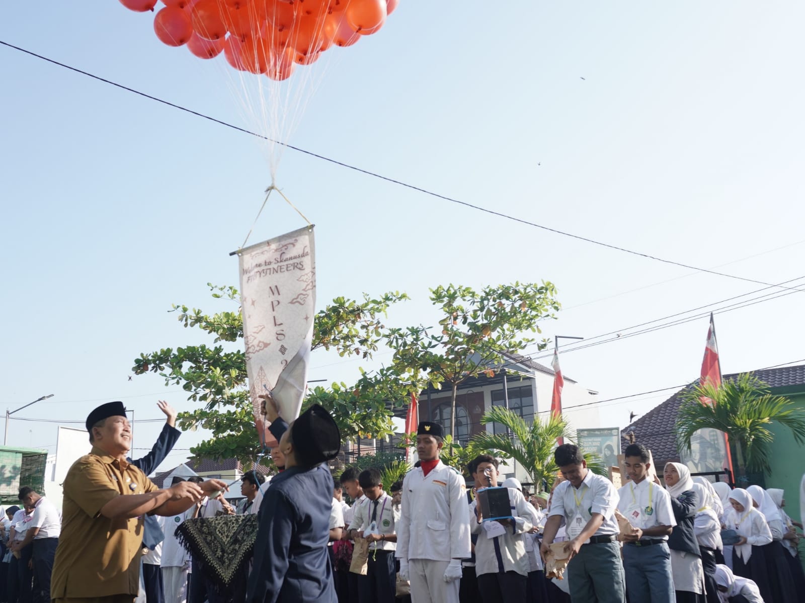 Ratusan Siswa SMK Plus NU Sidoarjo Lepas Burung dan Balon ke Udara Simbol Belajar Kurikulum Merdeka