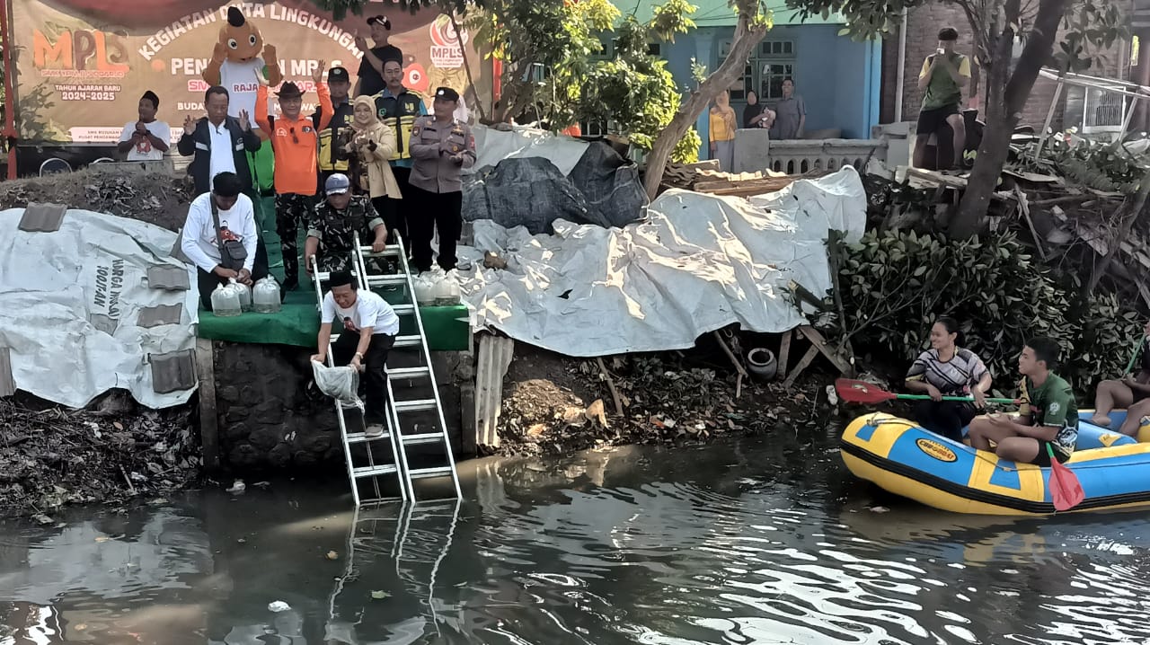 Tebar 10.000 Benih Ikan, Ratusan Siswa Baru SMK YPM 8 Sidoarjo Tutup MPLS dengan Bersihkan Sungai Anggaswangi 