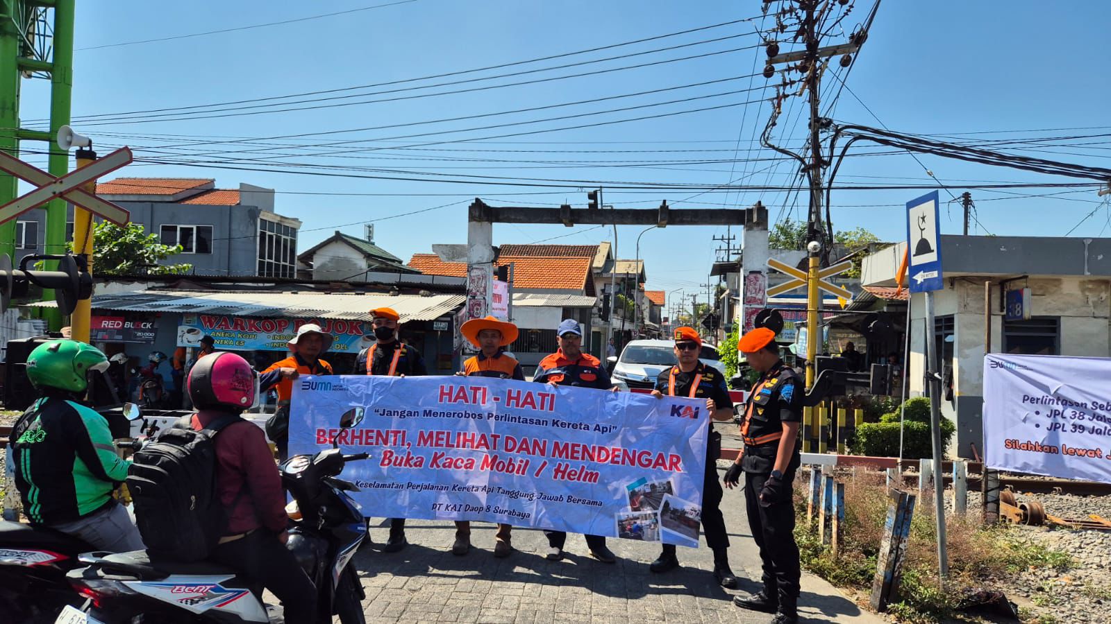 Jaga Keselamatan di Perlintasan, PT KAI Daop VIII Surabaya Tutup JPL 38 dan JPL 39 di Bawah Flyover Juanda Sidoarjo