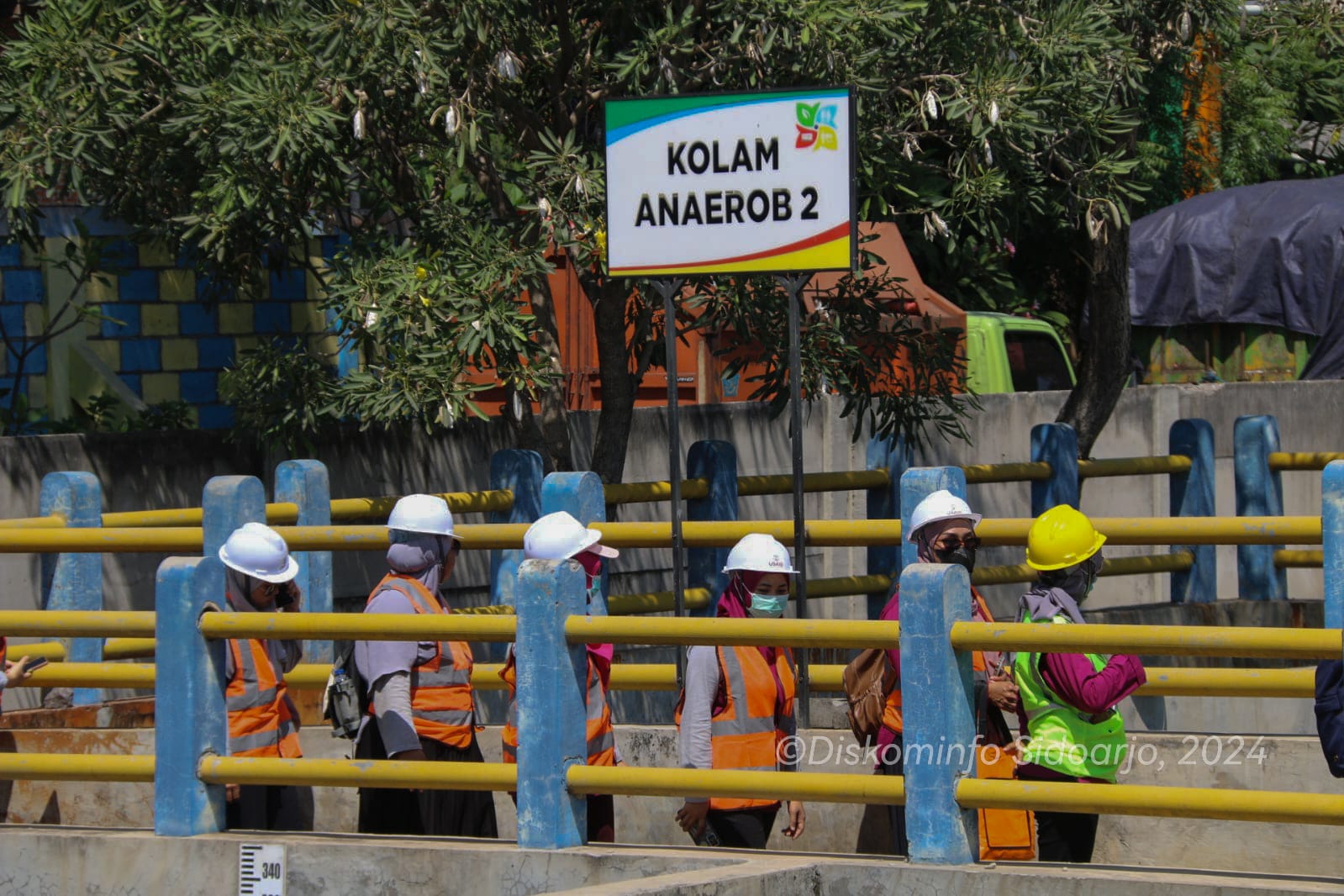 USAID IUWASH Dampingi Kader Kesehatan Puskesmas Sekardangan Studi Tinja di UPTD PALD Jabon Sidoarjo