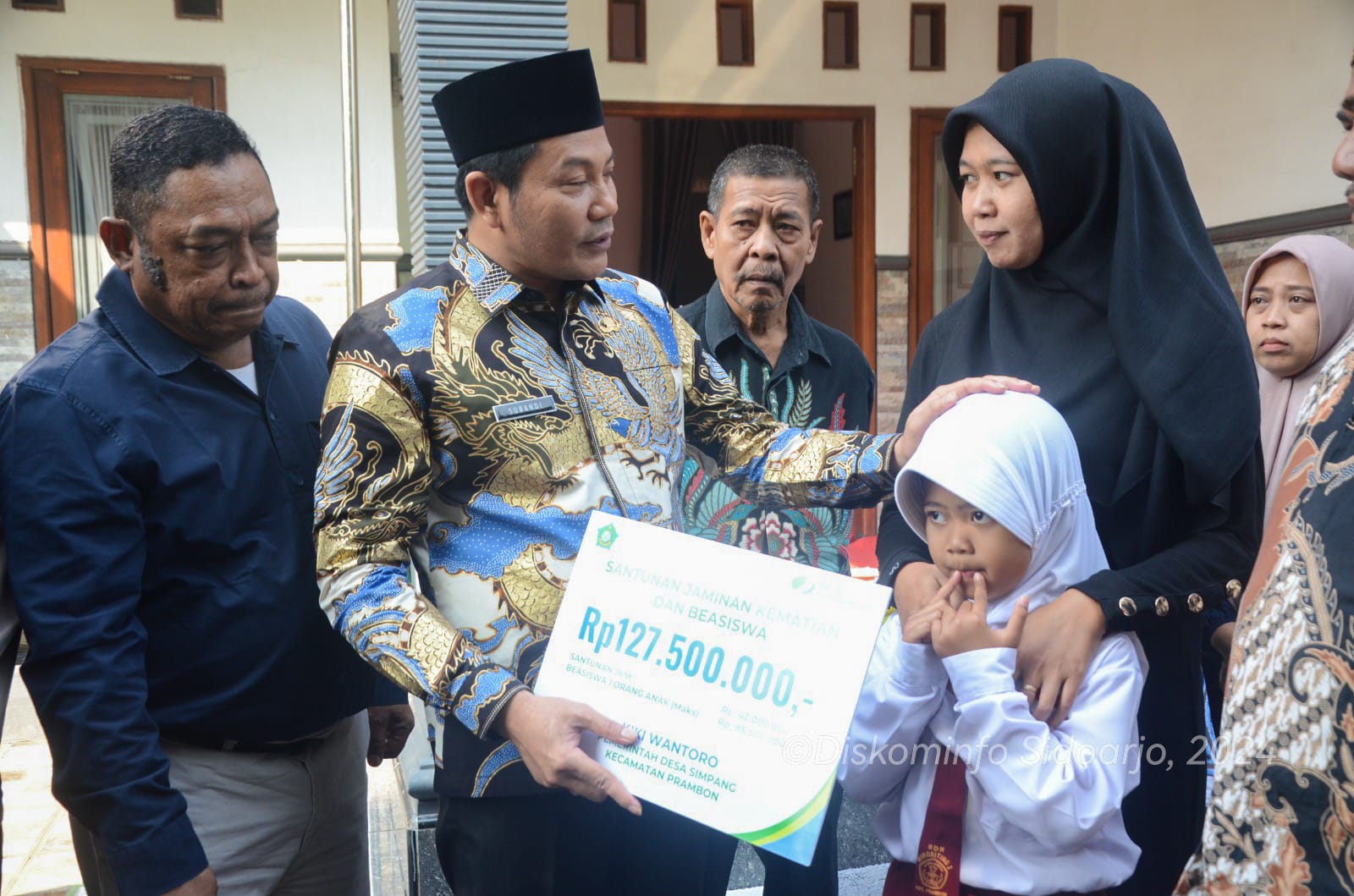 Plt Bupati dan BPJS Ketenagakerjaan Serahkan Santunan JKM dan Beasiswa Rp 127,5 Juta untuk Perangkat di Prambon