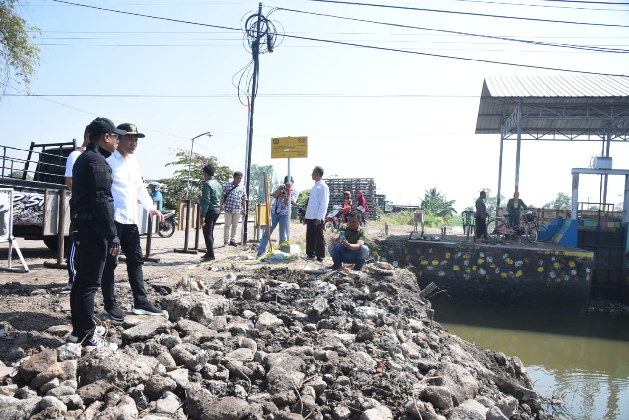 Plt Bupati Sidoarjo Pantau Langsung Persiapan Pembangunan Jembatan Bailey di Kedungpeluk Candi