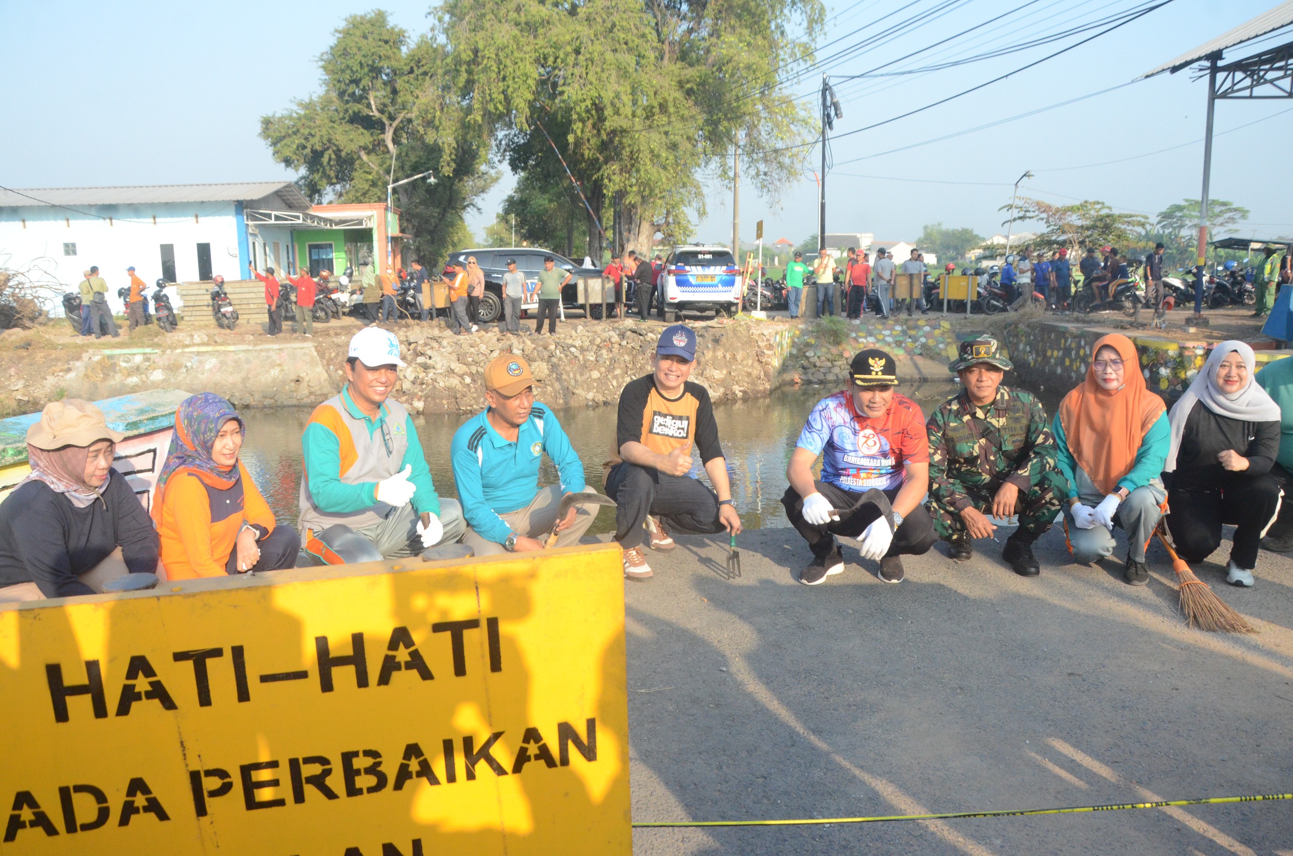 Pejabat Pemkab Sidoarjo Kerja Bakti Percepat Pemulihan Akses Jembatan Kedungpeluk Yang Ambruk