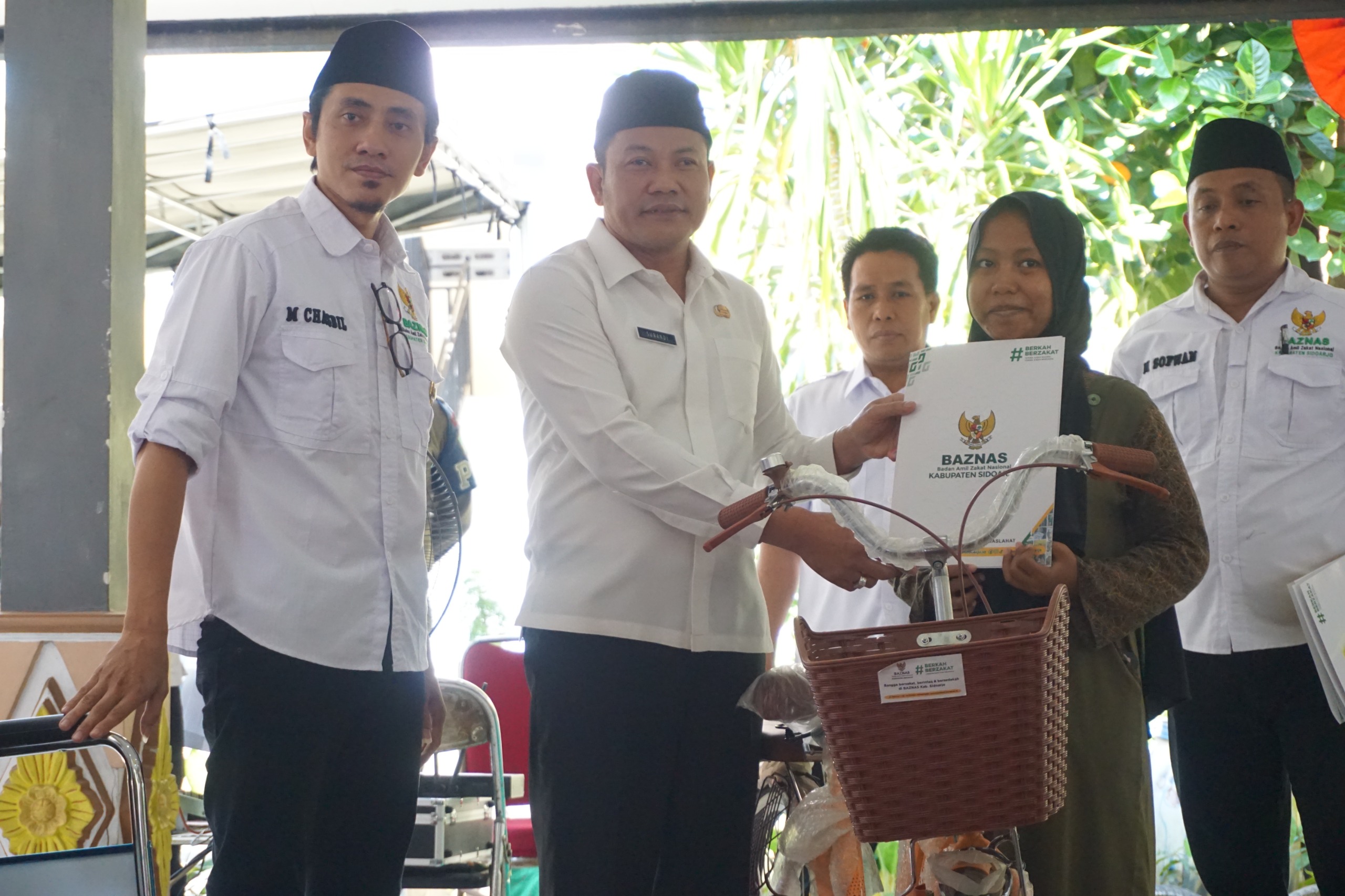 Pemkab Dan Baznas Sidoarjo Bagi-Bagi Bantuan untuk 247 Warga Tarik, Mulai Kursi Roda Hingga Beasiswa