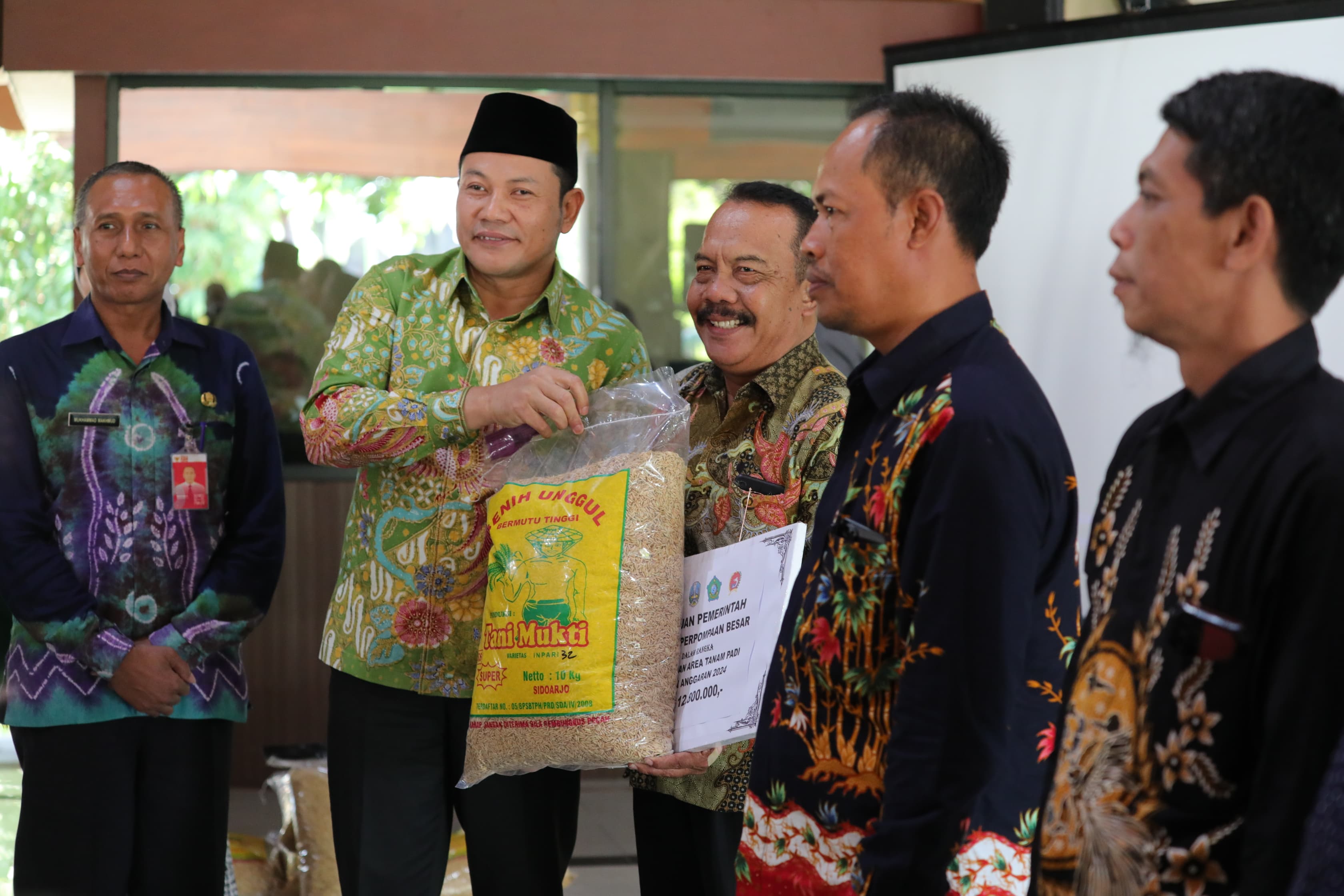 Dijatah Rp 112,8 Juta Per Unit, Plt Bupati Sidoarjo Serahkan Bantuan Irigasi Perpompaan untuk 90 Kelompok Tani