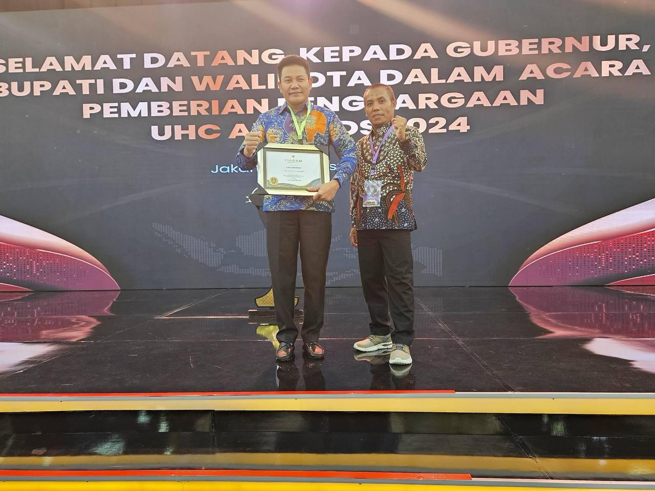 Pemkab Sidoarjo Terima Penghargaan  UHC Award 2024 Dari Wapres RI