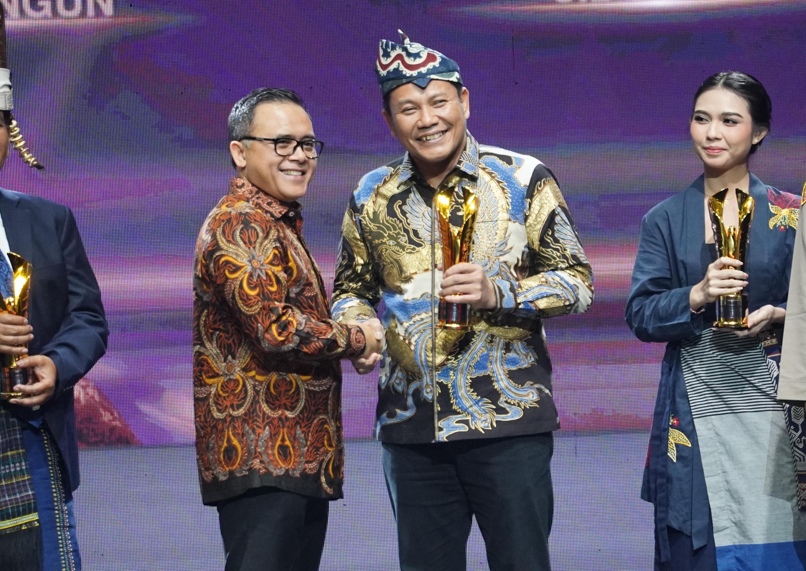 Plt Bupati Sidoarjo Terima Penghargaan Pimpinan Daerah Award 2024 di Jakarta