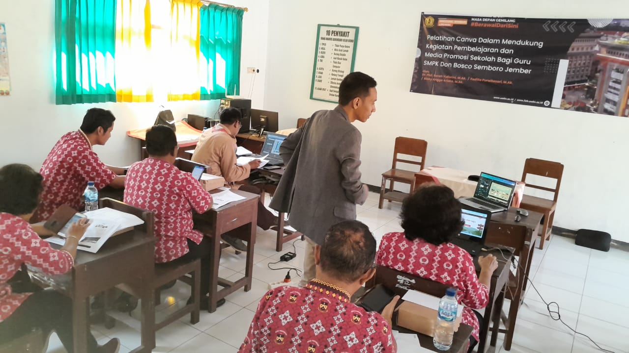 Dukung Kurikulum Merdeka, Tim Abdimas UWKS Ajari Desain Pamflet Promosi Bagi Guru SMPK Don Bosco Jember