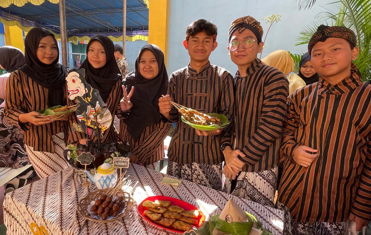 Jelang HUT RI ke 79, Siswa Spemduta Sidoarjo Pamerkan Makanan dan Permainan Tradisional serta Lagu Kedaerahan