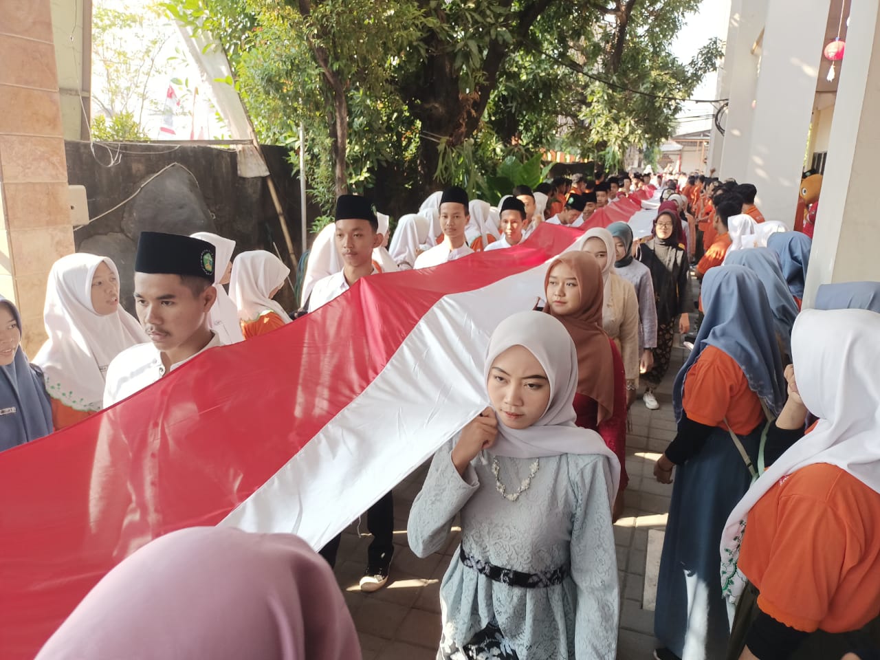 Peringati HUT RI ke 79, Siswa SMK YPM 8 Sidoarjo Kirab Bendera 79 Meter dan Tanam 79 Bibit Toga dan Sayuran