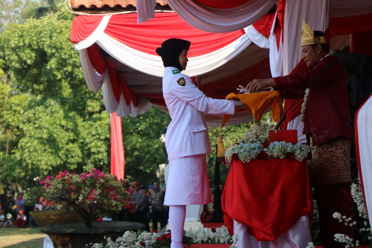 Upacara HUT RI ke 79 Pakai Kostum Adat, Subandi Ajak Warga Tanamkan Nilai Bhinneka Tunggal Ika