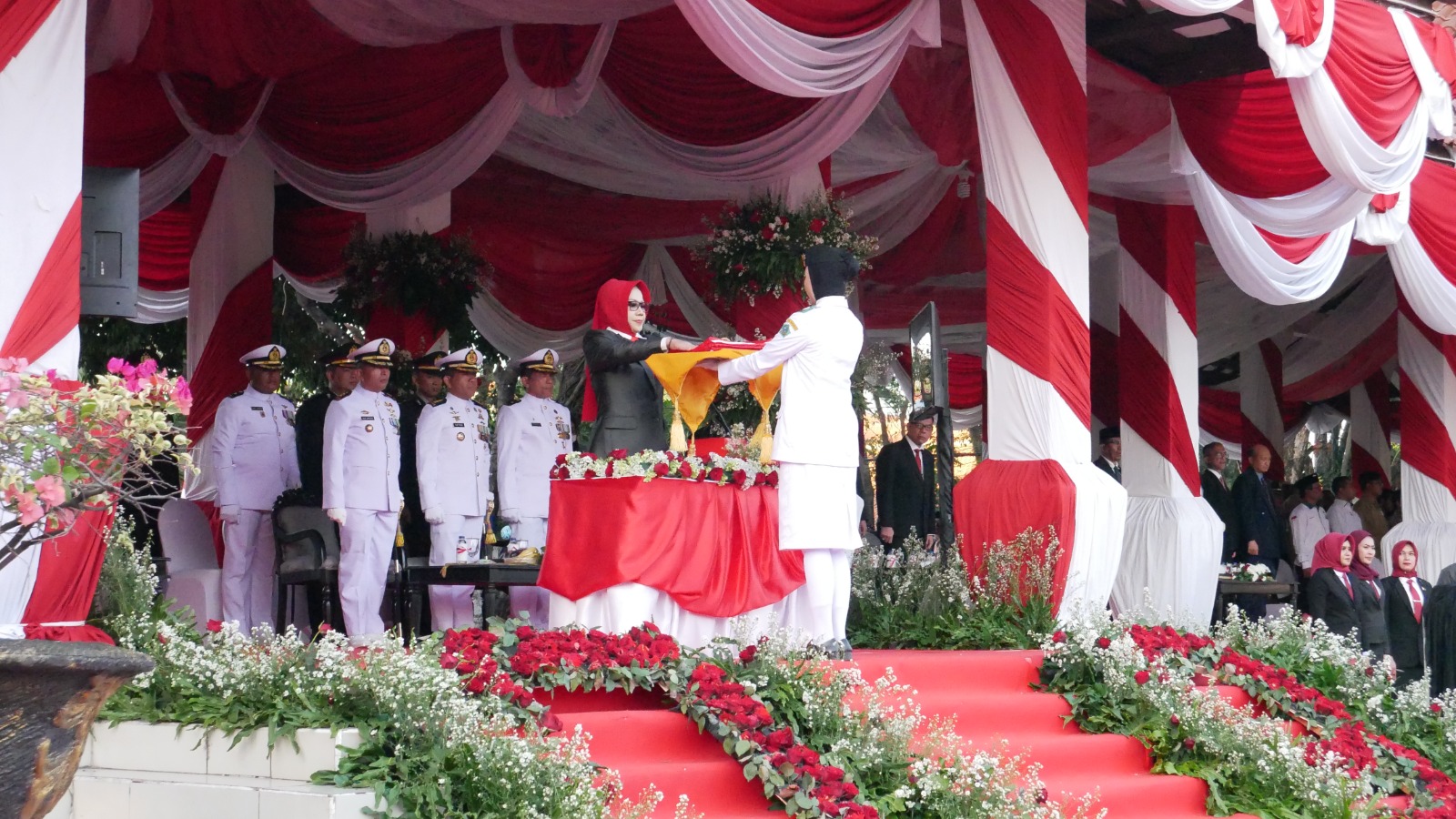 Upacara Penurunan Bendera di Alun - Alun Sidoarjo Berlangsung Khidmat