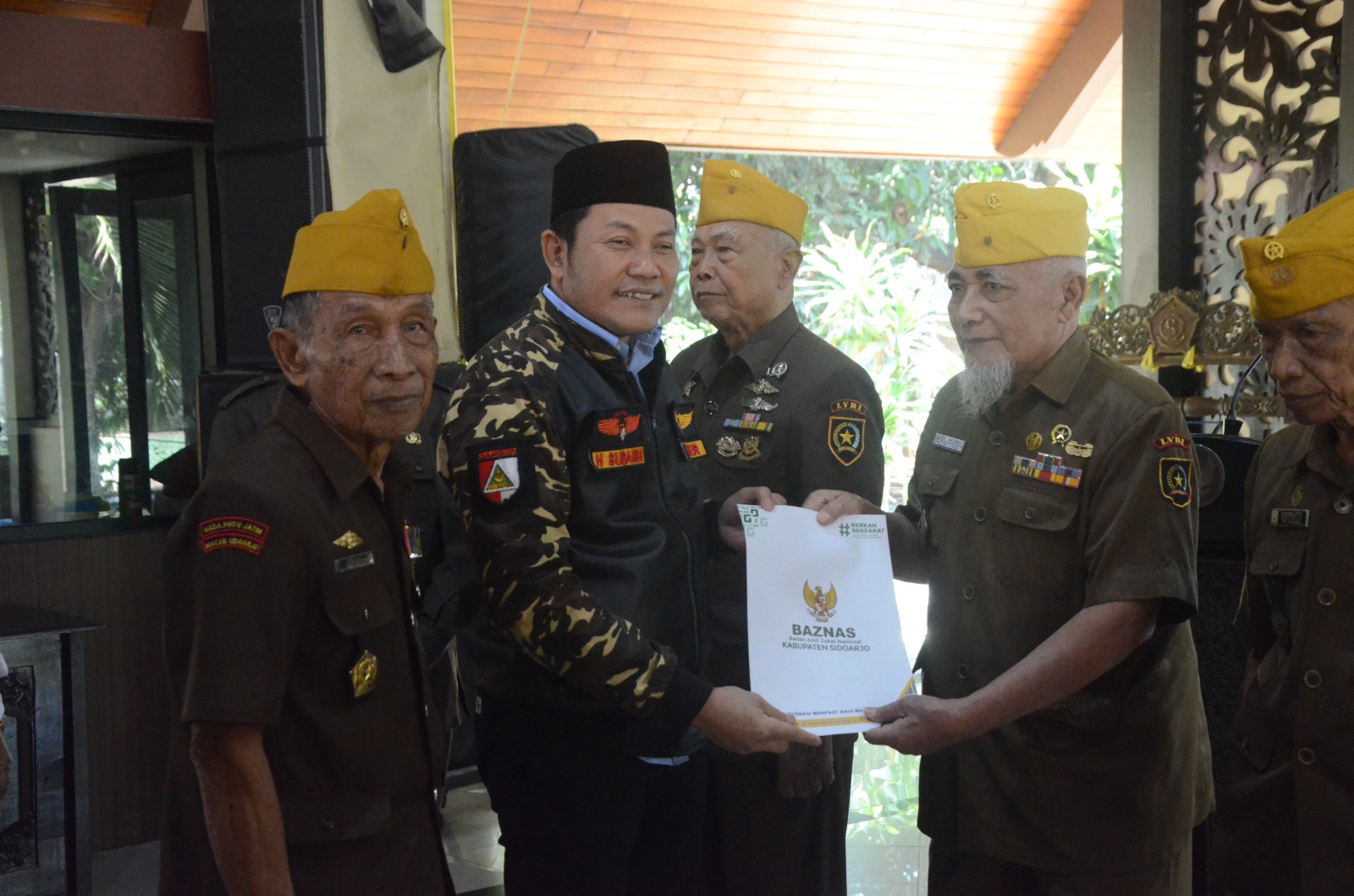 Warakawuri Tersenyum Sumringah dan Bahagia Usai Terima Santunan dari Baznas Sidoarjo