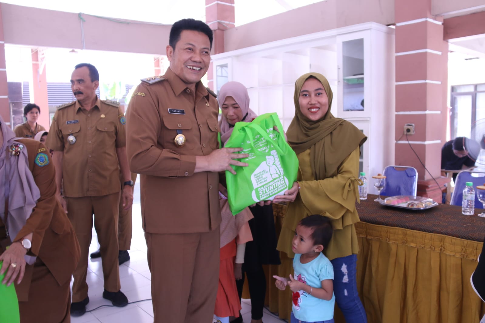 Cegah Stunting, Plt Bupati Salurkan Ayam dan Telur untuk 2.085 Keluarga Rawan Stunting dan Gizi Buruk di Sidoarjo