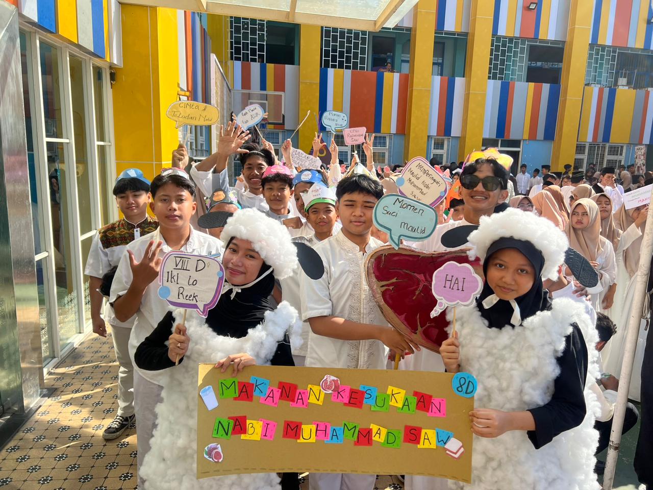 Siswa Spemduta Sidoarjo Gelar Pawai Maulid Nabi Muhammad SAW Manfaatkan Bahan Kardus Bekas