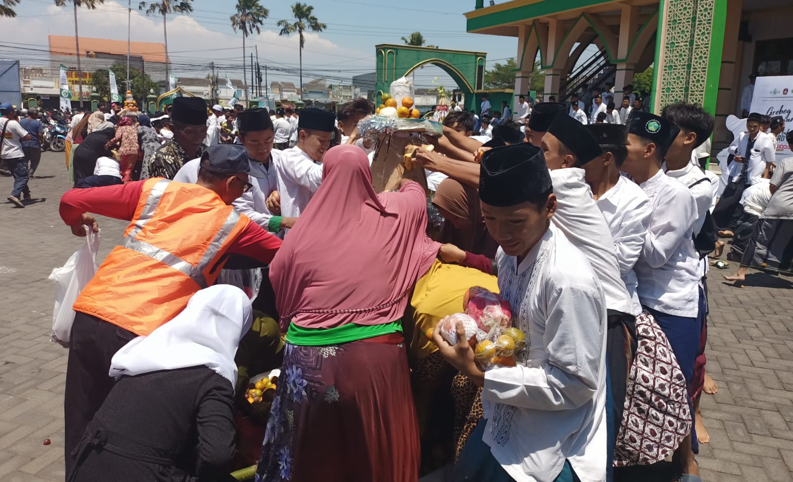 Enam Gunungan Buah dan Sayuran Peringatan Maulid Nabi Muhammad SAW SMK YPM 8 Sidoarjo Ludes Dalam 5 Menit