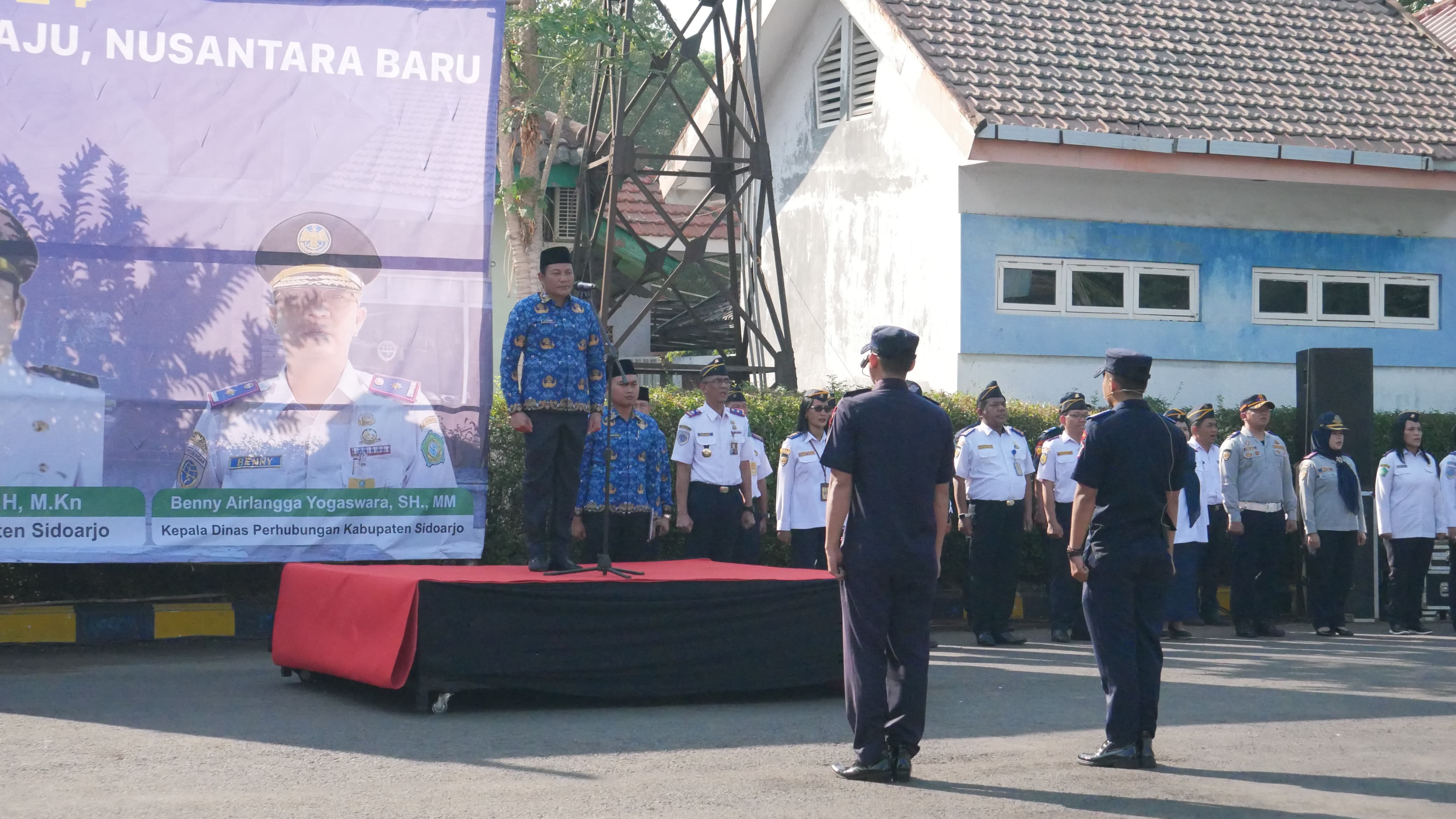 Apel Peringatan Harhubnas 2024, Plt Bupati Sidoarjo Beri Santunan Yatim Piatu