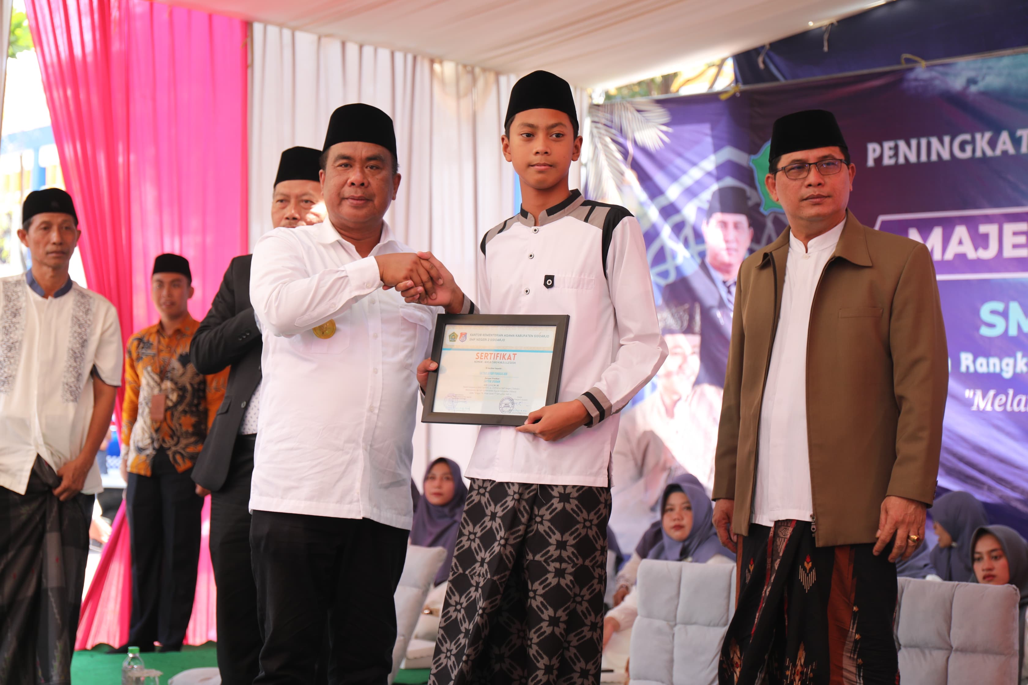 Serahkan 11 Sertifikat Siswa Tahfidz, Pjs Bupati Ajak Pelajar Sidoarjo Rajin Teladani Sifat Nabi Muhammad SAW