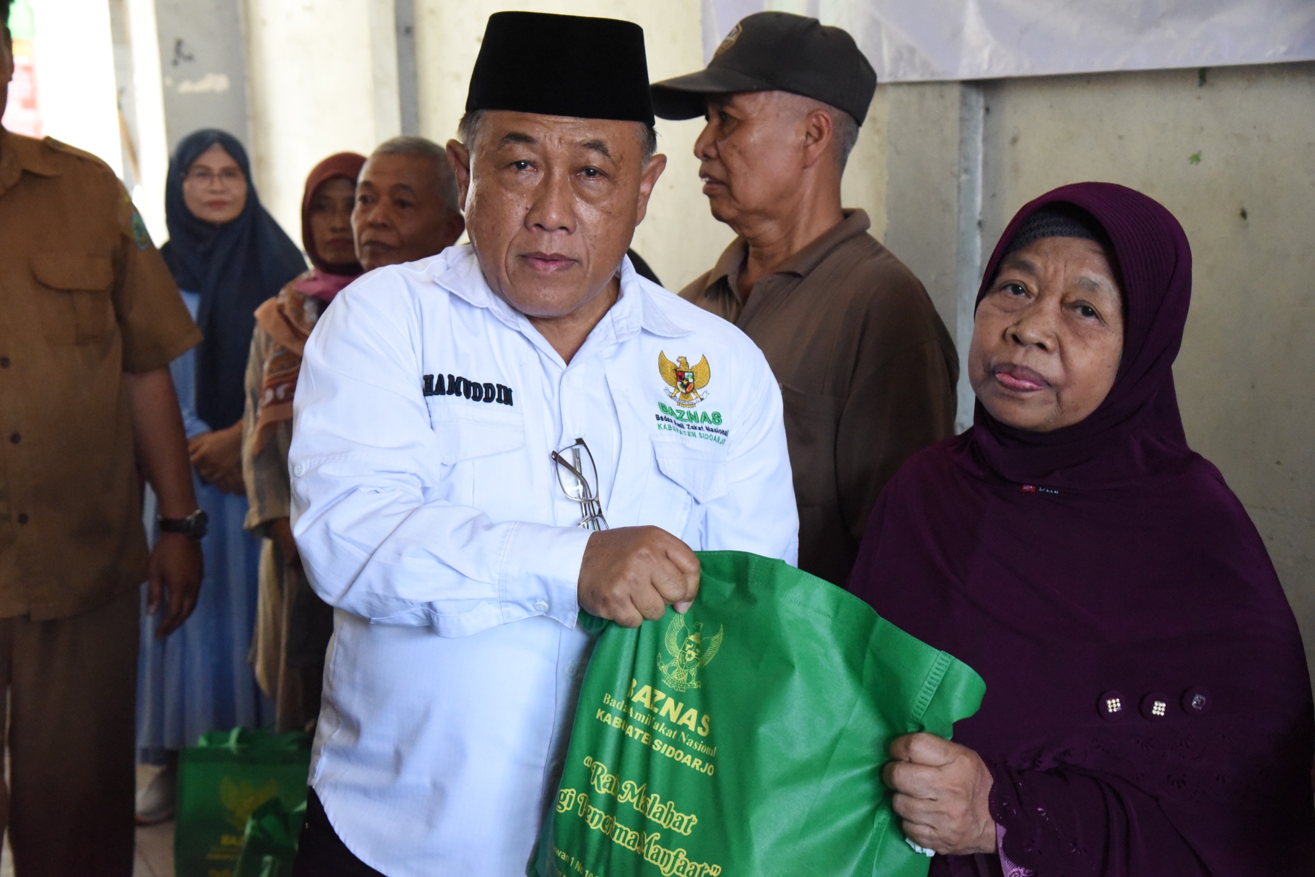 Ratusan Korban Kebakaran Pasar Krian Terima Sembako dari Disperindag dan Baznas Sidoarjo