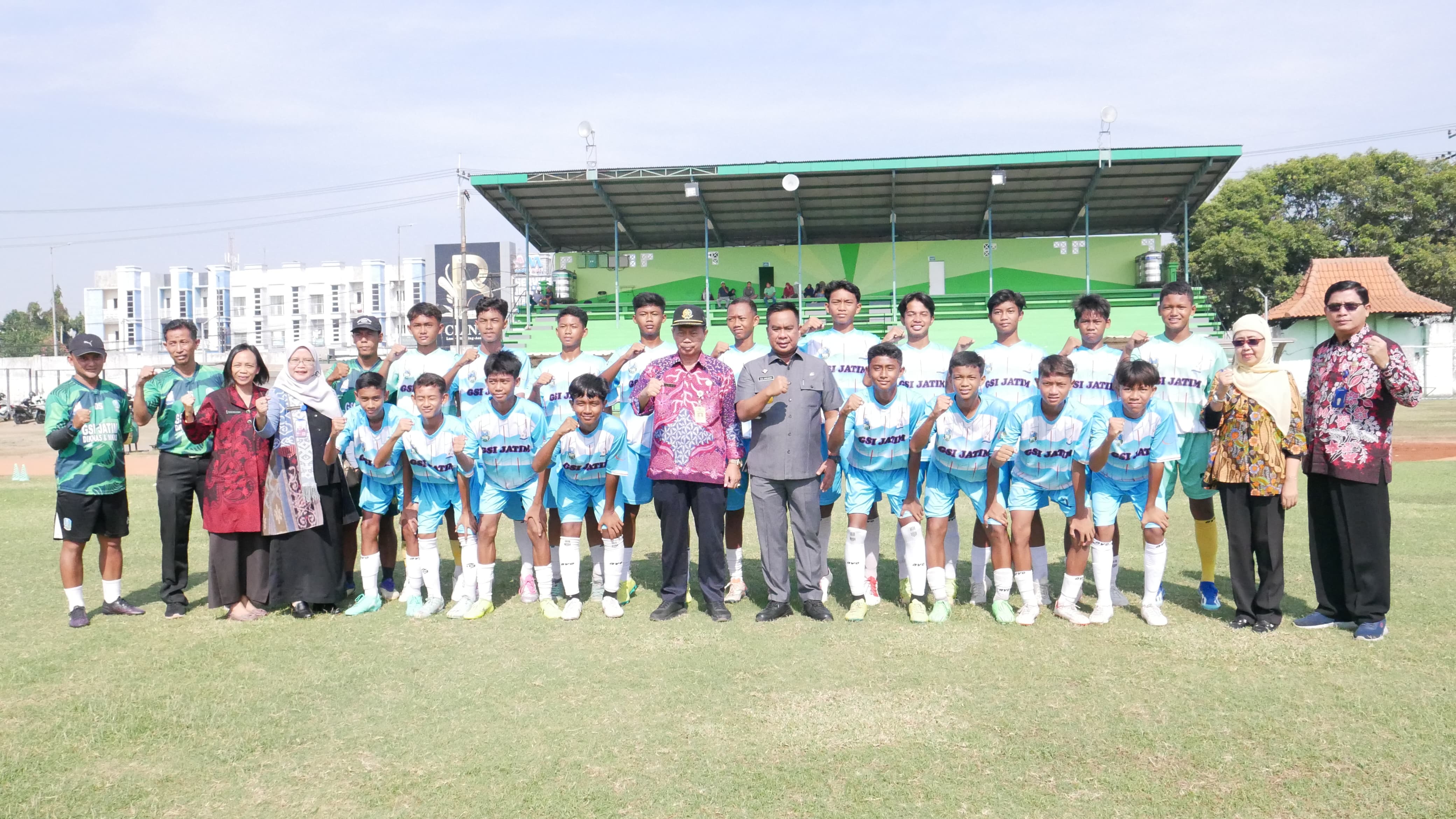 Pjs Bupati Sidoarjo Tinjau Latihan Tim Sepak Bola GSI Nasional di Stadion Jenggolo, Sidoarjo Tunjukkan Dukungan