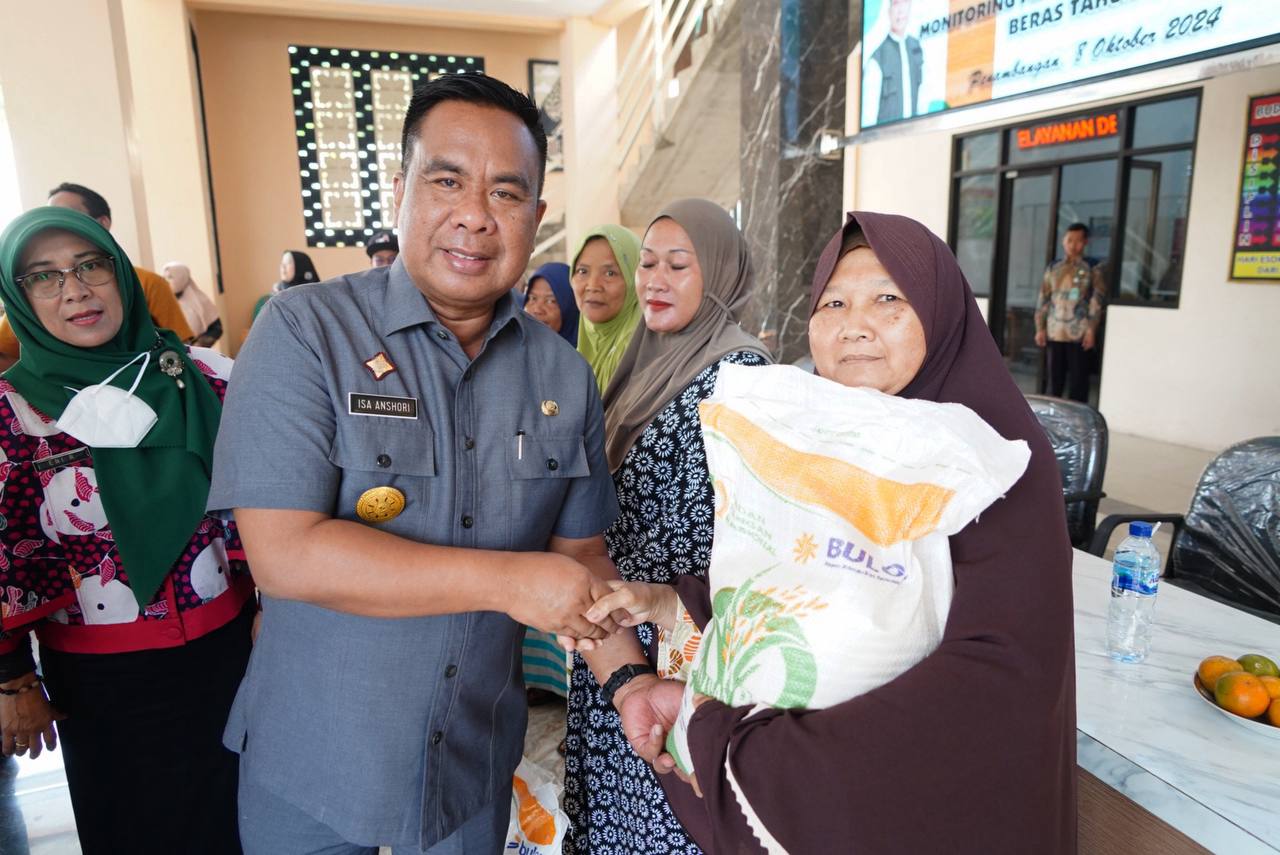 Pjs Bupati Sidoarjo Salurkan Bantuan Pangan Beras untuk 778 KPM di 3 Desa di Tiga Kecamatan