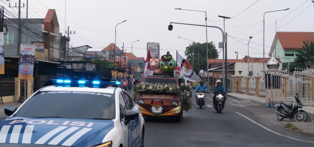 KPU Sidoarjo Kirab Maskot Guk KASIJO Dampingi Si JALIH Diserahkan ke KPU Surabaya