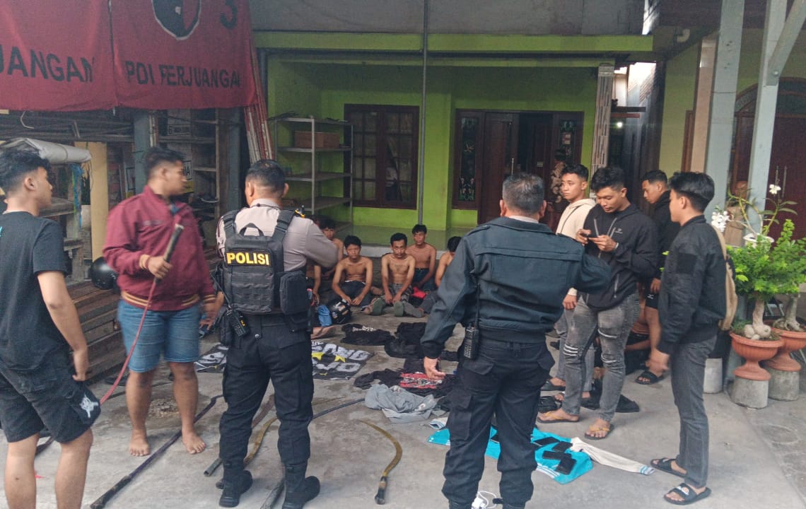 Belasan Anggota Gangster Sanggong Wonoayu Diamankan Polisi Bersama Sajam Clurit Ukuran Panjang 1 - 2 Meter