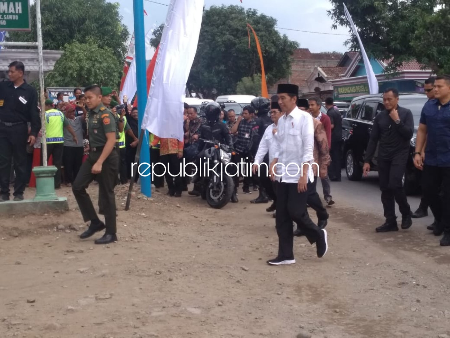 Di Ponorogo Presiden Jokowi Bagikan 213 Sertifikat Tanah Wakaf