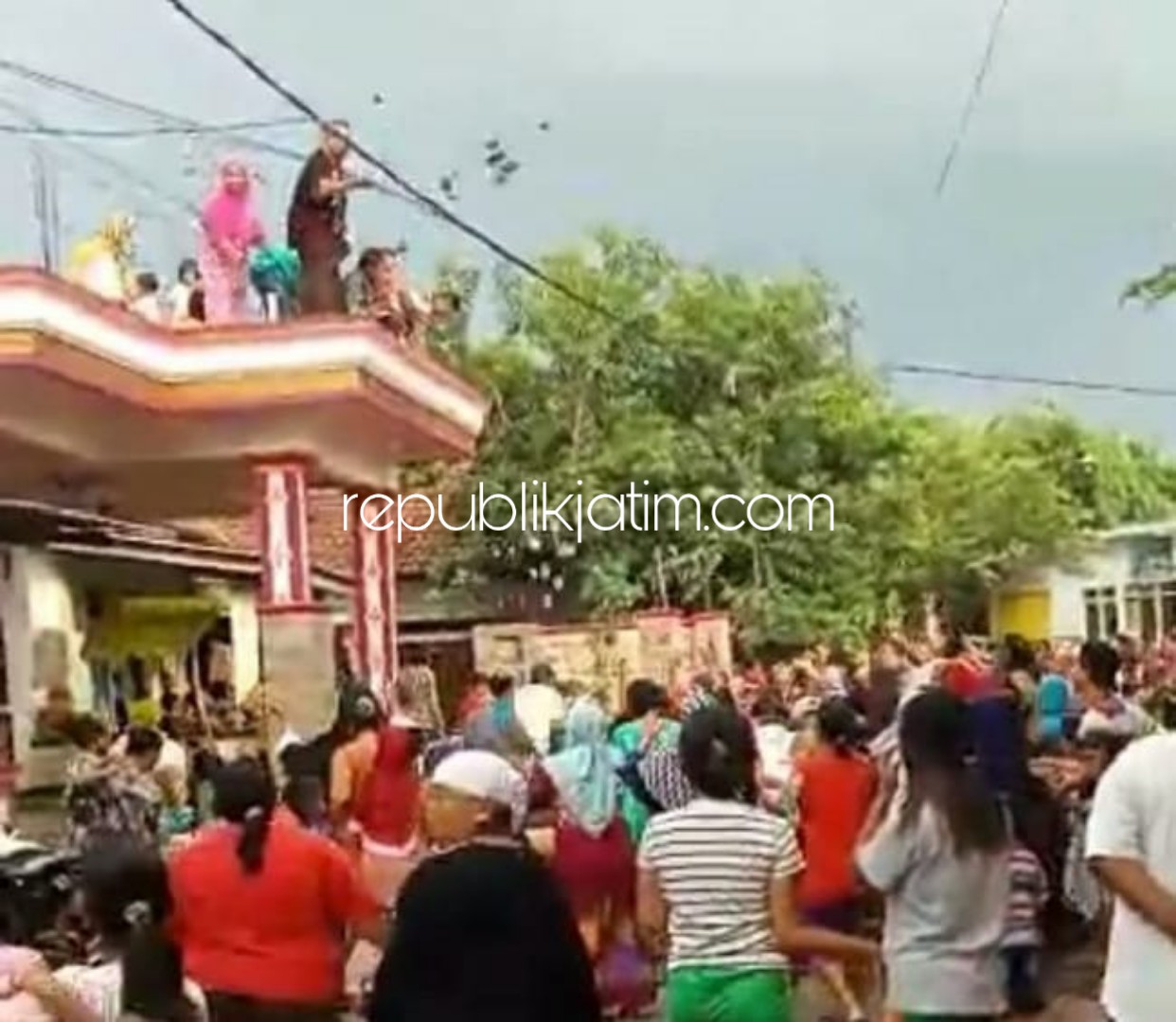 Viral Bagi-Bagi Duit Sekeluarga, Ternyata Pengusaha Bakso Asal Tulangan Sidoarjo