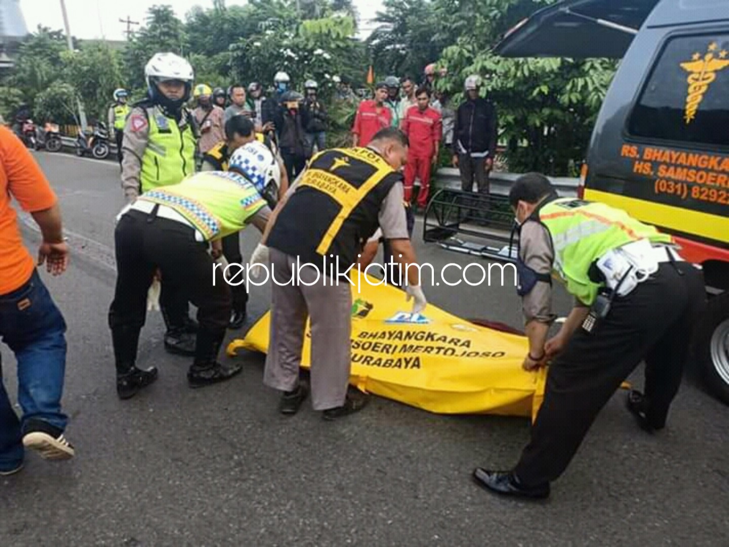 Tersenggol, Pengemudi Ojol Tewas Terlindas Truk Kontainer di Bundaran Waru