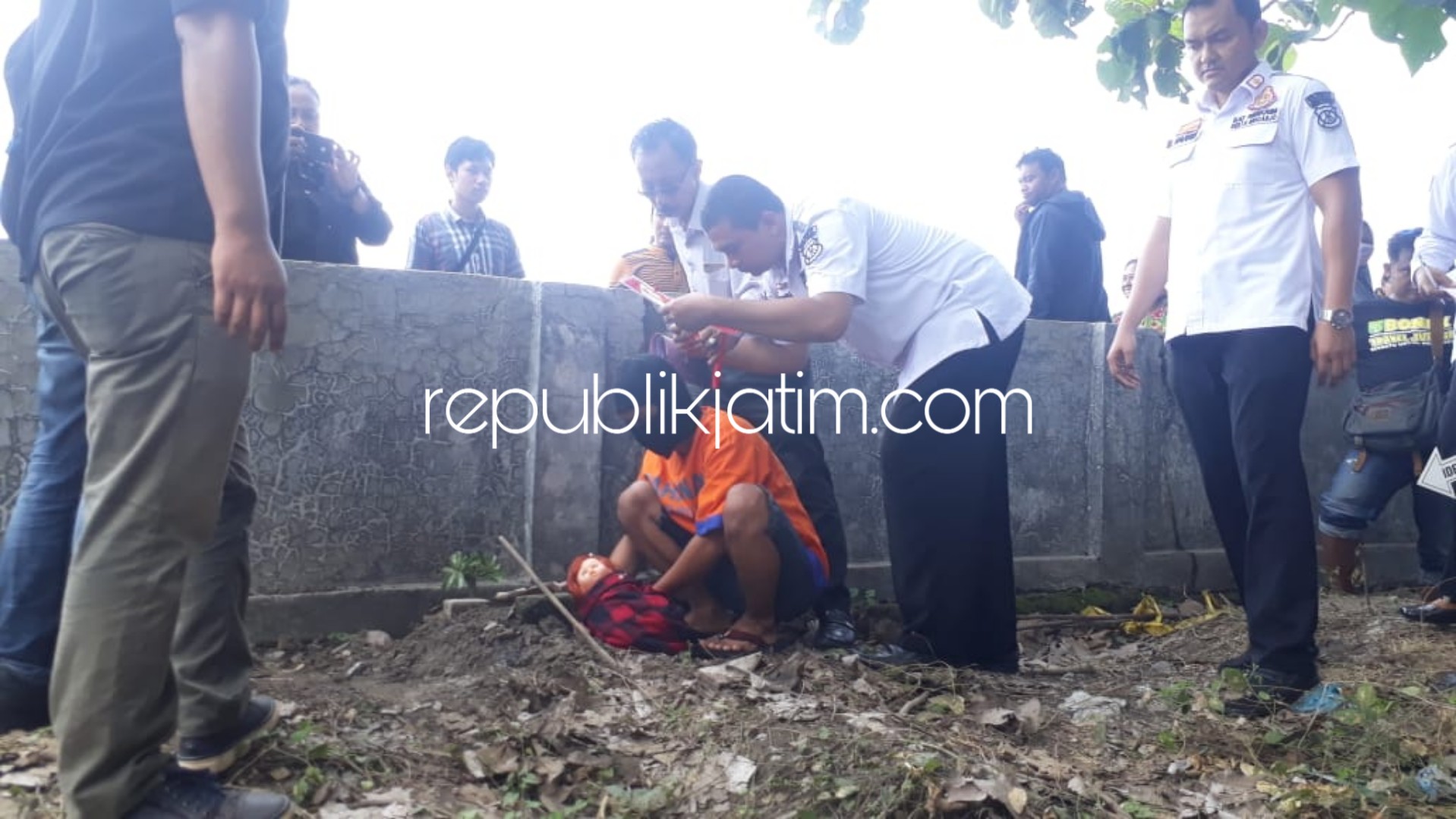 Tersangka Peragakan 26 Adegan, Tangis Bayi Sempat Terdengar dari Kubur