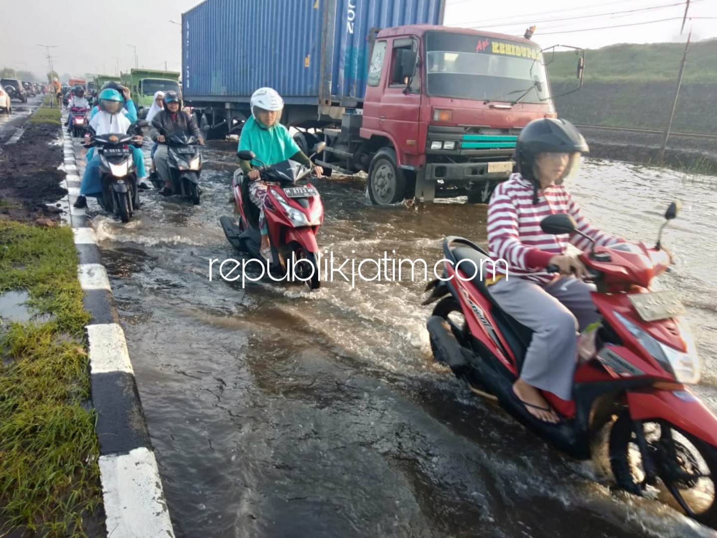 Jalan Raya Porong Lama Kembali Tergenangi Air 50 Sentimeter